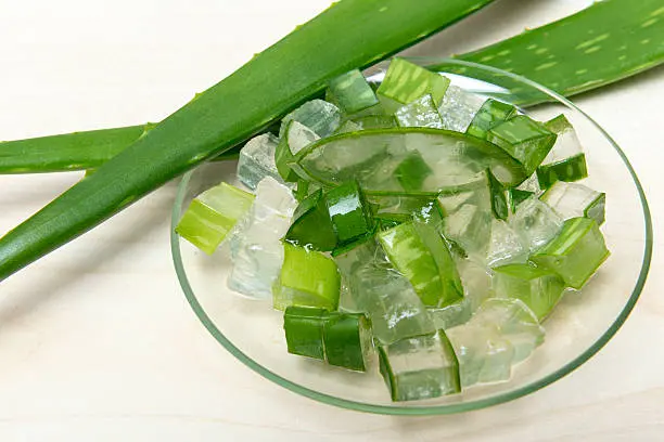 एलोवेरा जेल के टुकड़े जो स्किन केयर के लिए नेचुरल उपाय है
